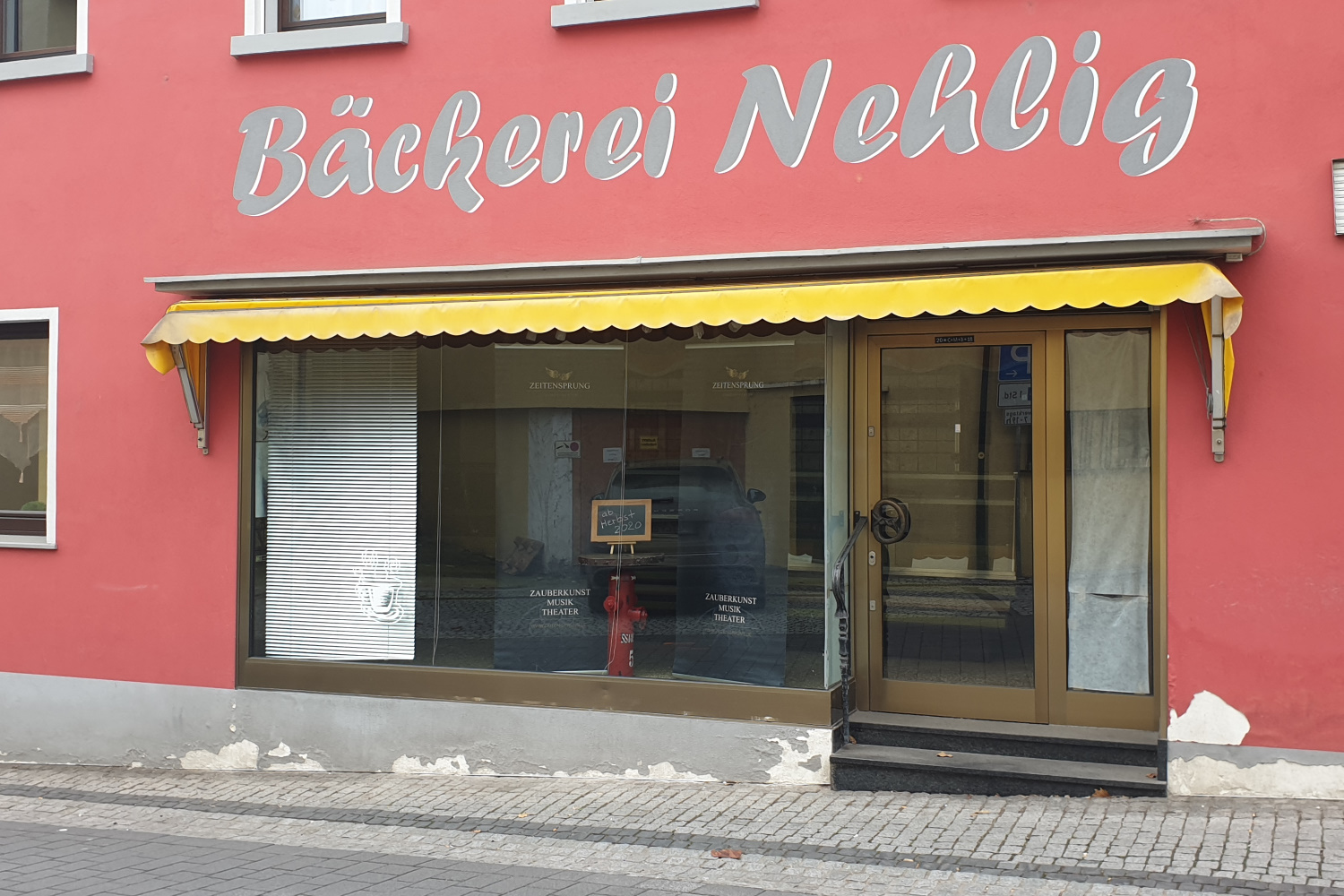 Bäckerei Nehlig mit Infos zum Theater Zeitensprung im Schaufenster