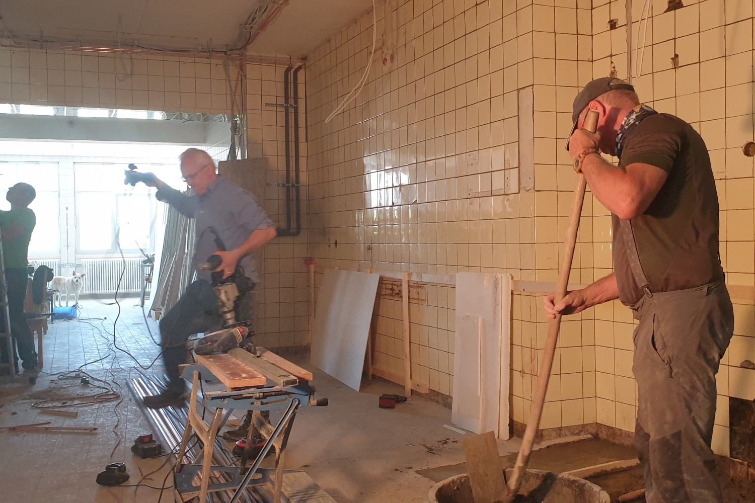 Jochem und Rolfi beim Baueinsatz - alte Pfadfinderfreunde lassen sich nicht im Stich